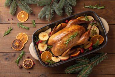 Вкуснейшая запеченная индейка с сезонными фруктами на деревянном столе - RomanZ