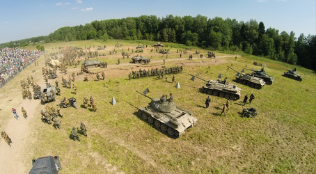 россия, нелидово - 12 июля 2014 года: люди в форме советских - paha_l