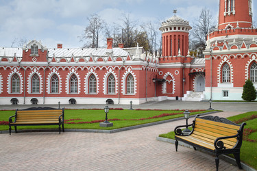 Скамейки в парковой зоне Петровского дворца в Москве - paha_l