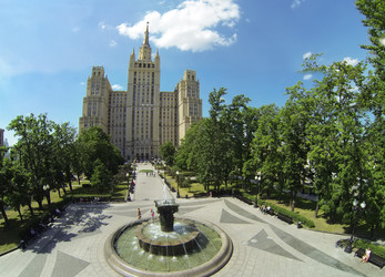россия, москва - 23 мая 2014 года: горожане проходят по площади с - paha_l
