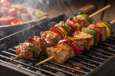 Готовим вкусные шашлыки на гриле с разноцветными овощами и мясом на открытом воздухе - RomanZ