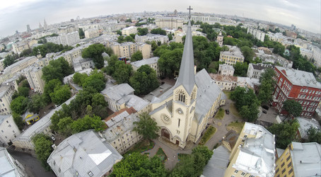россия, москва - 9 июня 2014 г.: вид с высоты птичьего полета на евангелический - paha_l