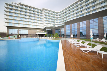 СОЧИ, РОССИЯ - 27 июля 2014 г.: Территория отеля Radisson Blu - paha_l