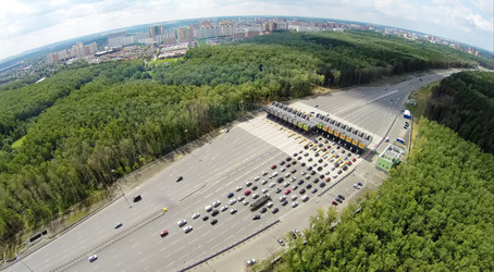 россия, москва - 5 июля 2014: городской пейзаж с дорожным движением - paha_l
