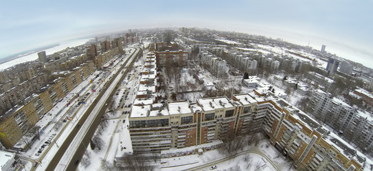 вид с высоты птичьего полета на городской пейзаж с широким проспектом и множеством - paha_l