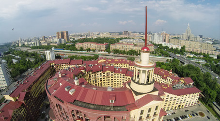 россия, москва - 6 июня 2014: шпиль на вершине современного - paha_l