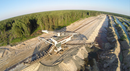 Воскресенск, Россия - 22.07.2015: Огромный экскаватор abzetzer на - paha_l