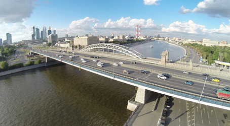москва - 16 августа 2014 года: бережковский мост и железная дорога - paha_l
