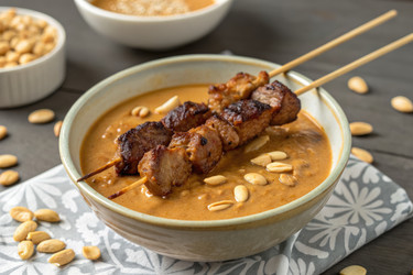 Вкусные шашлыки подаются в пикантном арахисовом соусе с измельченным арахисом - RomanZ