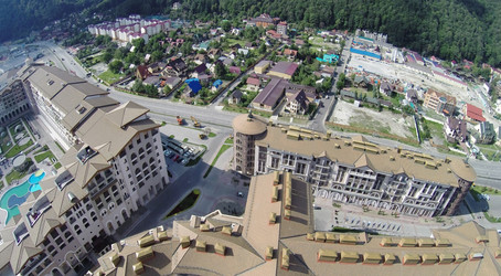 СОЧИ, РОССИЯ - 1 августа 2014 года: Вид сверху на отель Marriott - paha_l