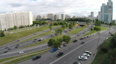 городское движение на перекрестке в летний пасмурный день. вид с высоты птичьего полета - paha_l