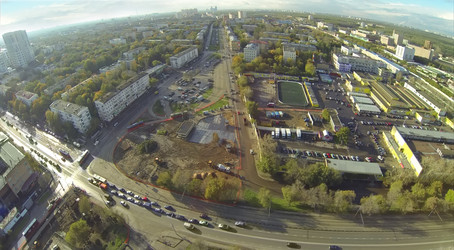 дорога в районе города в солнечный день. вид с беспилотного летательного аппарата - paha_l