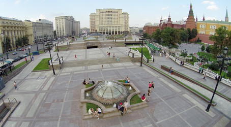 МОСКВА - 12 августа 2014 года: Купол фонтана на Манежной площади, - paha_l