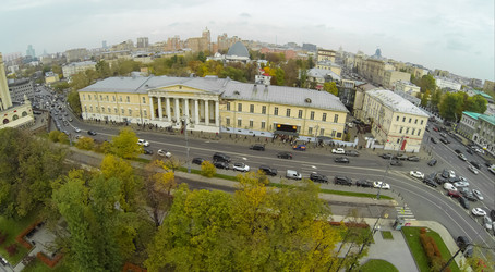москва - 10 октября: городской пейзаж с автомобильным движением на шоссе и - paha_l