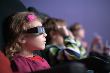 Девушка в 3D очках смотрит фильм в кинотеатре - paha_l