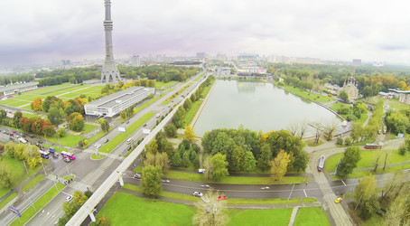 Останкинская телебашня и пруд в пасмурный день в Москве, Россия - paha_l