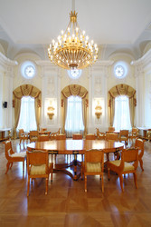 москва - 10 октября: большой круглый стол в роскошной гостиной - paha_l