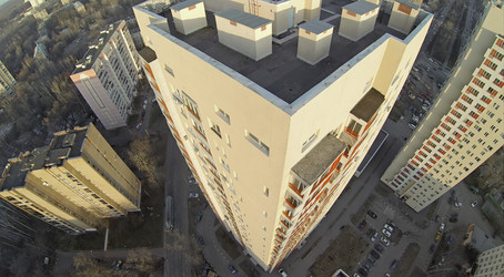 Вид сверху на высотное жилое здание по соседству - paha_l