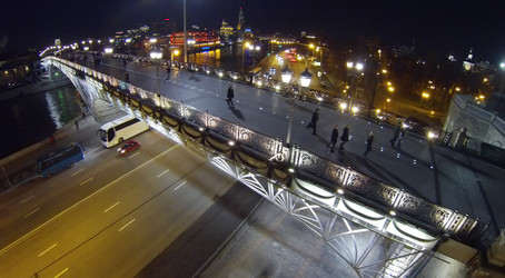 люди прогуливаются по патриаршему мосту в ночной москве - paha_l