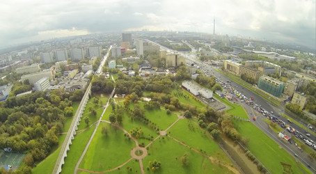 дорога, акведук и парк в городе в пасмурный день. вид с - paha_l
