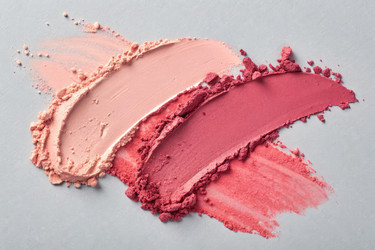 Красочная пудра для макияжа, нанесенная на серый фон для художественной демонстрации - RomanZ