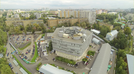 вид сверху на здание в форме пятиугольника. вид с беспилотного летательного аппарата - paha_l