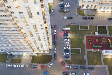 внутренний двор многоэтажного жилого дома с высоты птичьего полета - paha_l