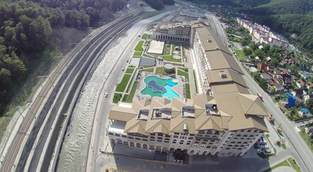 СОЧИ, РОССИЯ - 1 августа 2014 года: Гостиничный комплекс Marriott расположен - paha_l
