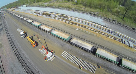 россия, москва - 30 апреля 2014 г.: рабочие выгружают шпалы из - paha_l