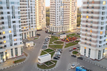 москва, россия - 23 апреля 2014 г.: внутренний двор с высотными зданиями - paha_l