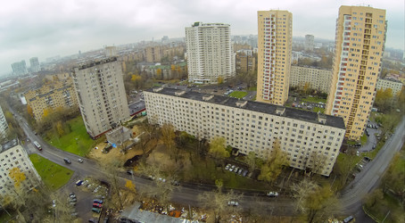жилые районы с небоскребами и газонами, вид из - paha_l