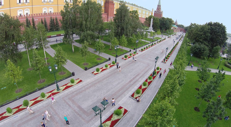 москва - 12 августа 2014 года: александровский сад вдоль кремля - paha_l