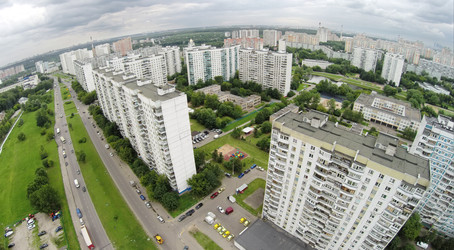 автомобильное движение возле жилых домов в летний пасмурный день. вид с высоты птичьего полета - paha_l