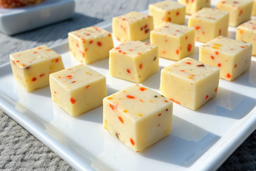Вкусная домашняя помадка с разноцветной посыпкой подается на белой тарелке - RomanZ