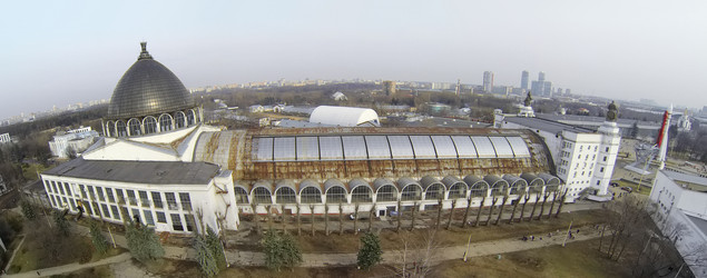 москва, россия - 23 марта 2014 г.: люди прогуливаются возле павильонов на - paha_l