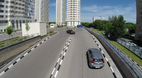 россия, москва - 1 июня 2014: вид с высоты птичьего полета на поездку двух автомобилей - paha_l