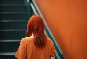 Рыжеволосая женщина на лестнице у стены. Генерировать искусственный интеллект - yliv