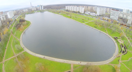 гольяновский пруд осенним днем в москве, россия. вид с - paha_l