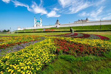 Панорамный вид на казанский кремль и мечеть кул шариф - gumbao