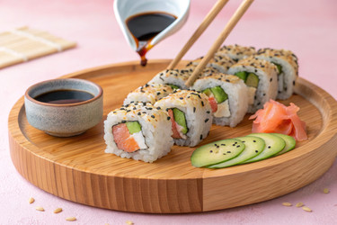 Вкусные суши-роллы подаются на деревянном блюде с соевым соусом и имбирем - RomanZ