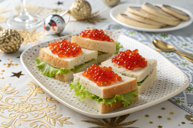Вкусные бутерброды с яркой рыбной икрой на праздничном Столе - RomanZ
