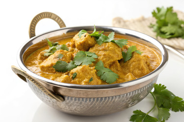 Вкуснейшее куриное карри подается в серебряной миске с гарниром из свежей кинзы - RomanZ