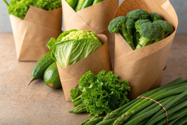 Свежие продукты в экологически чистой упаковке с различными овощами - RomanZ