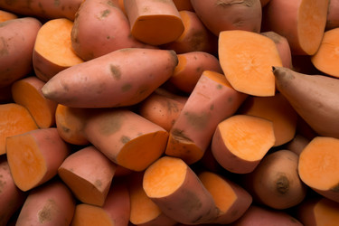 Сбор урожая сладкого картофеля. Свежая органическая продукция. Генерировать искусственный интеллект - yliv