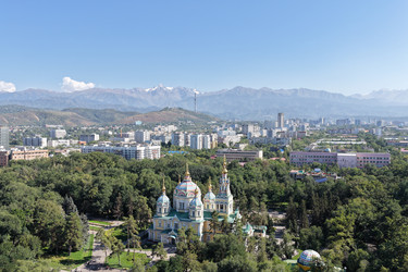 Городской пейзаж Алматы с телебашней Кок Тобе, Вознесенским собором и заснеженными горами Заилийского Алатау, Казахстан. G - EOS_Canon