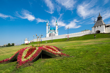 панорамный вид на казанский кремль и мечеть кул шариф - gumbao