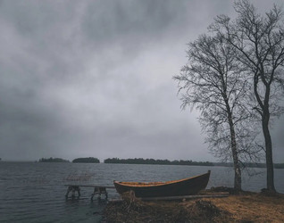 Одинокая лодка на острове Кижи, республика Карелия - Lumur_09