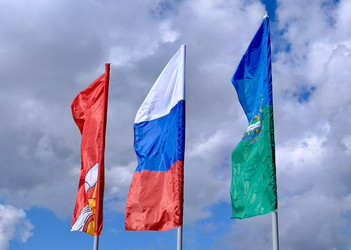 Флаги России Города и Района на фоне облачного неба в солнечный день. Россия Воронежская обл Август 28 2026 г - VitalySh