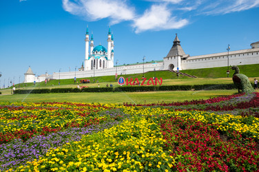 панорамный вид на казанский кремль и мечеть кул шариф - gumbao