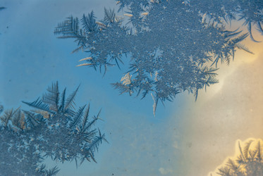 Морозные узоры на окне. Frosty patterns on the window - marka